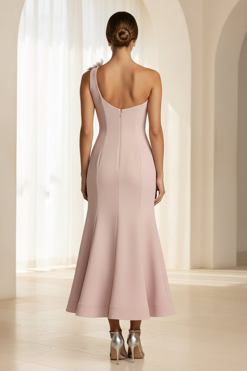 Vestido midi trompeta de crepé con un solo hombro y flor 3D