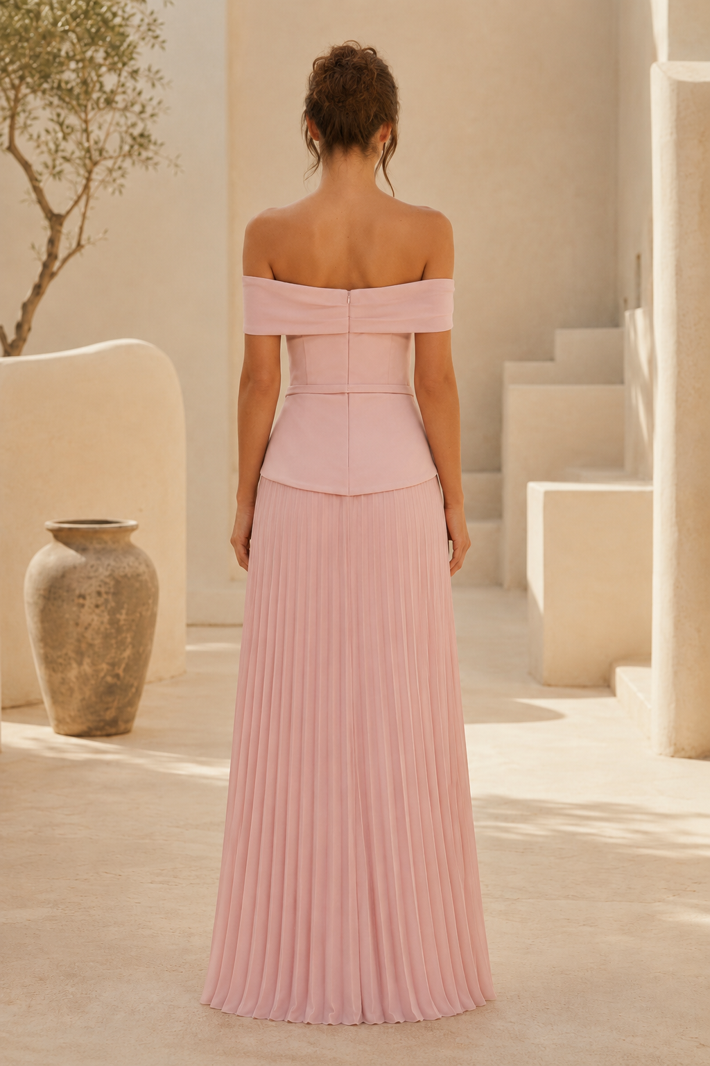 Vestido de noche plisado con corte en A y hombros descubiertos