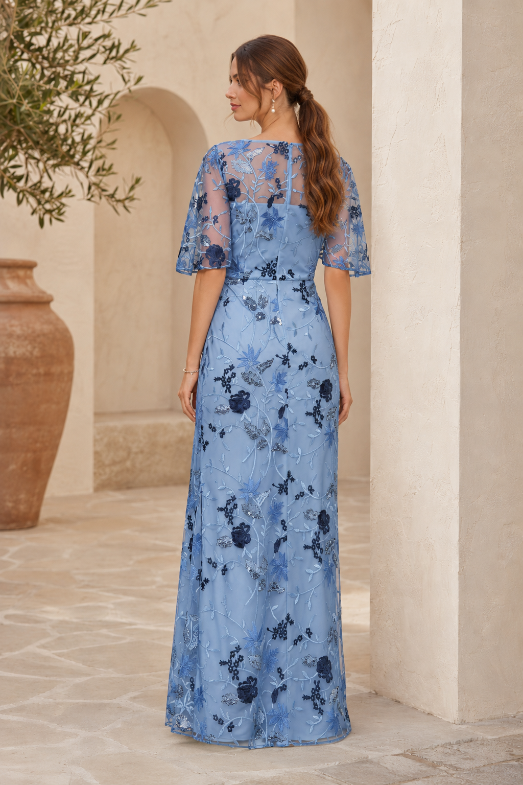 Vestido de noche con escote ilusión y bordado floral