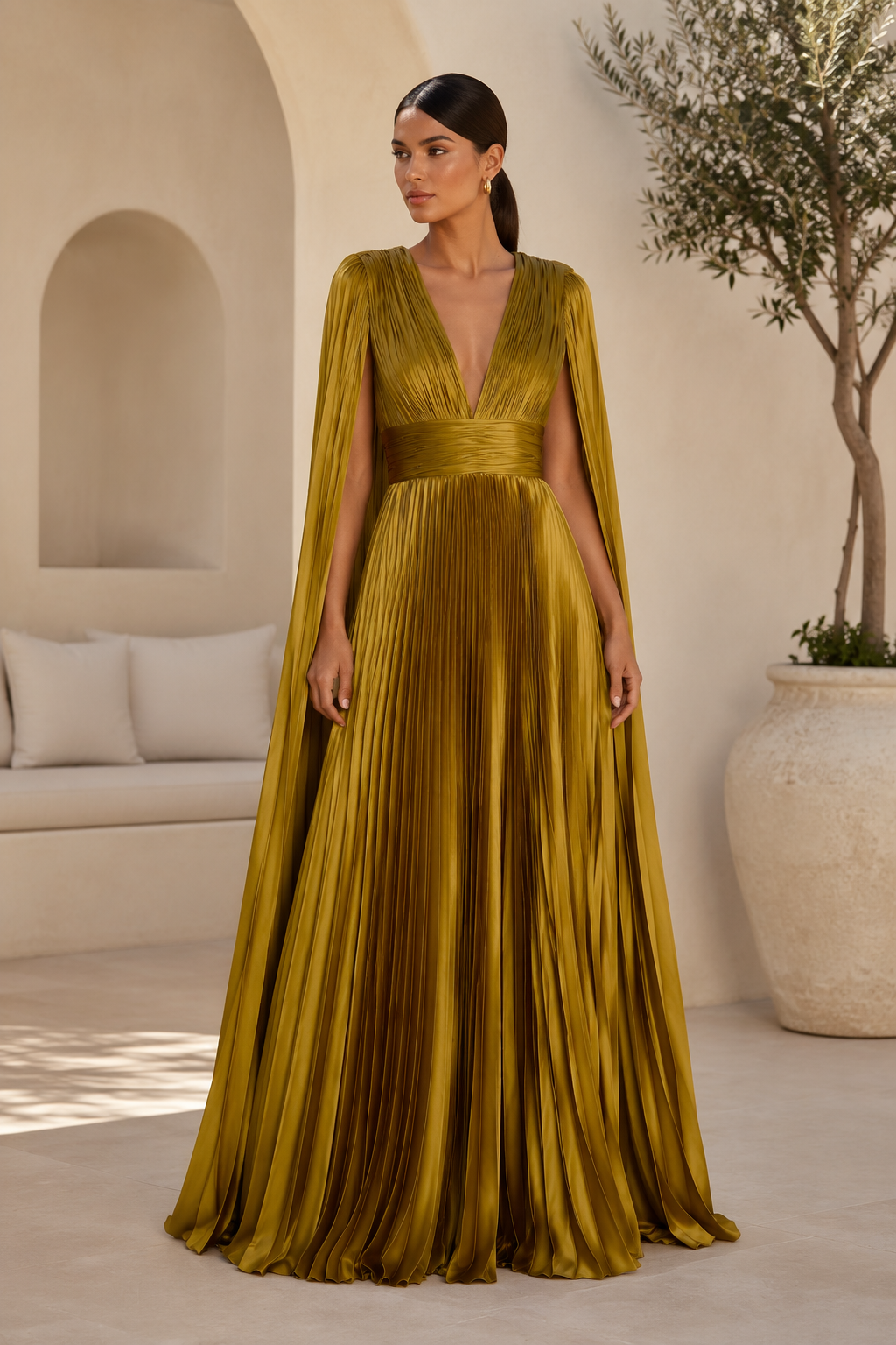Vestido de noche de satén plisado con capa y escote en pico pronunciado