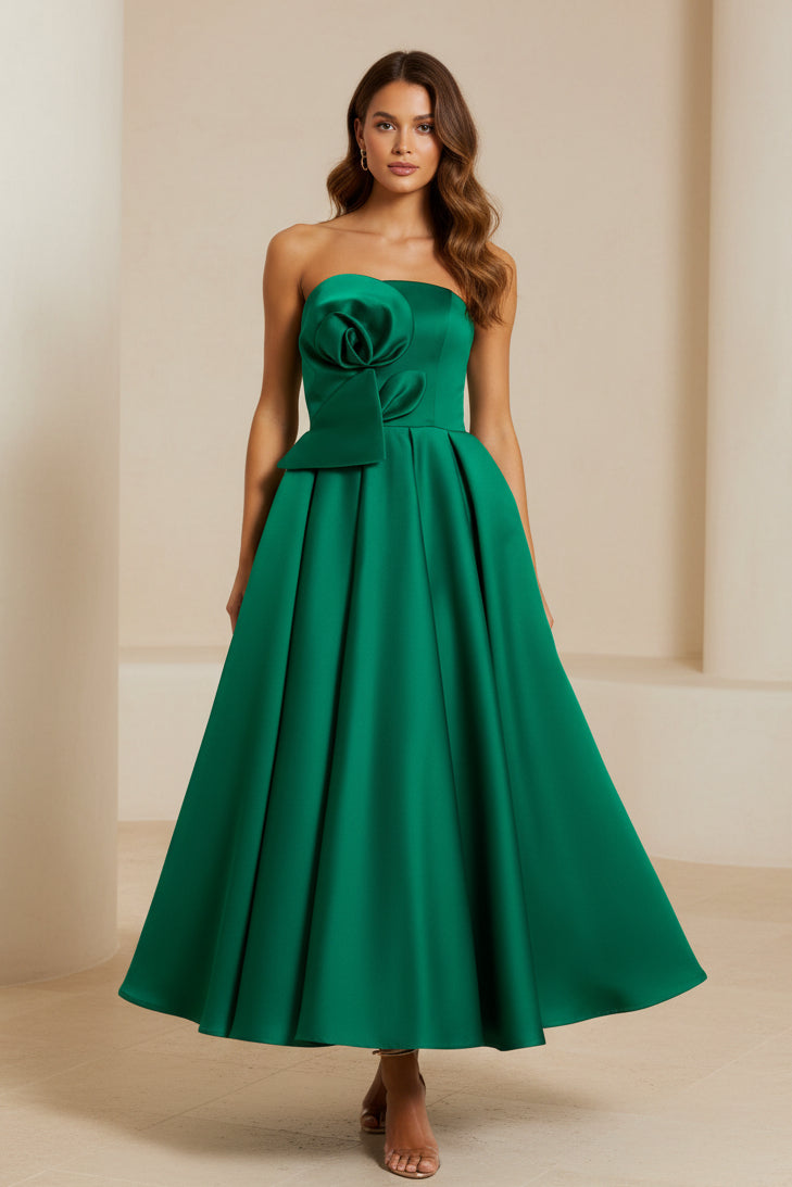 Vestido midi de satén plisado sin tirantes con flor 3D