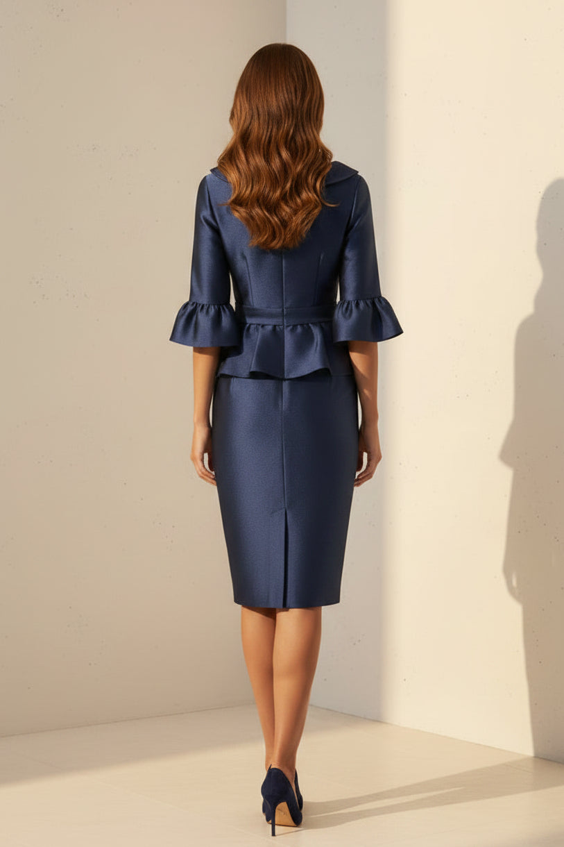 Vestido lápiz con sobrefalda, mangas acampanadas y broche