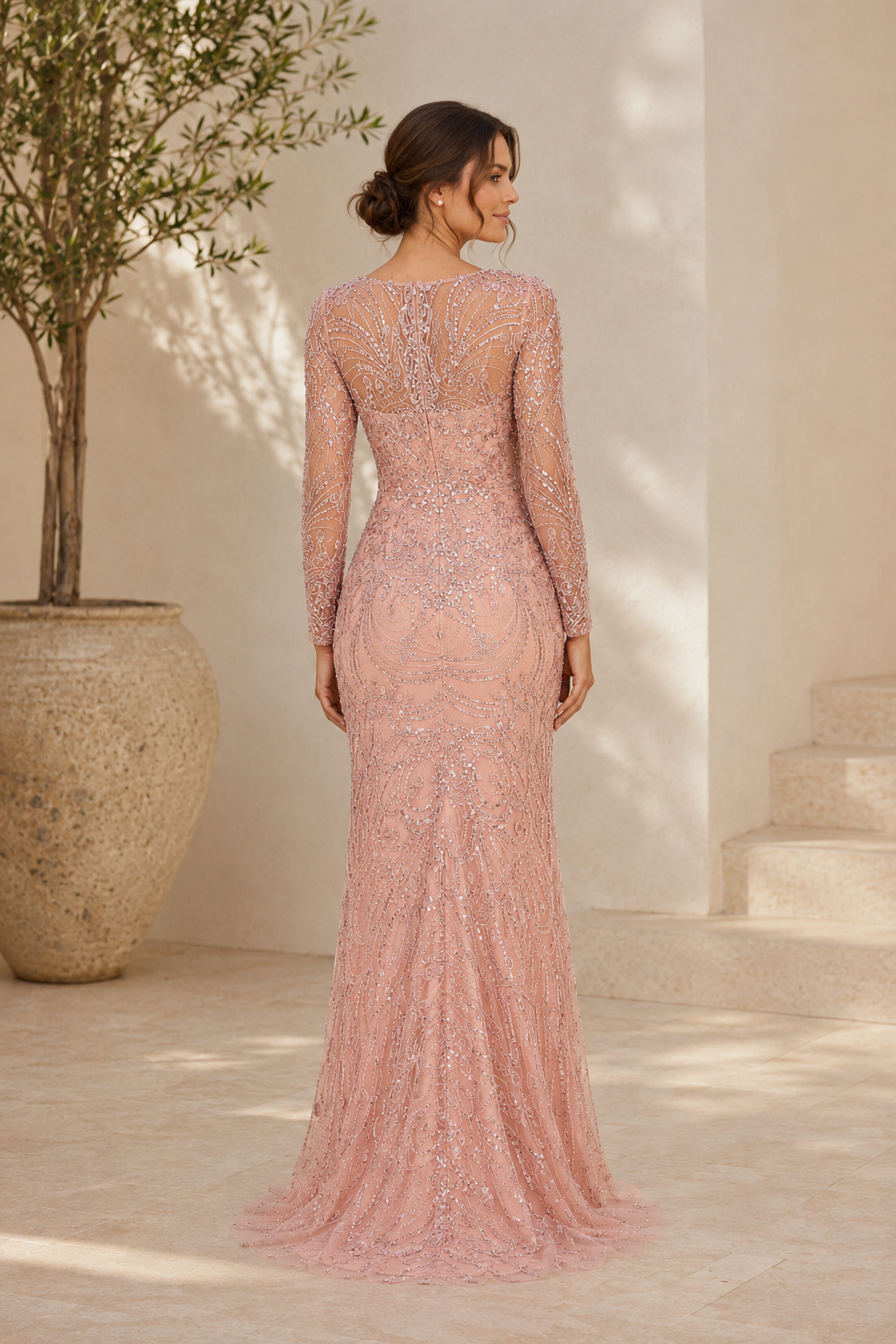 Vestido de noche estilo sirena con mangas largas y pedrería ilusión