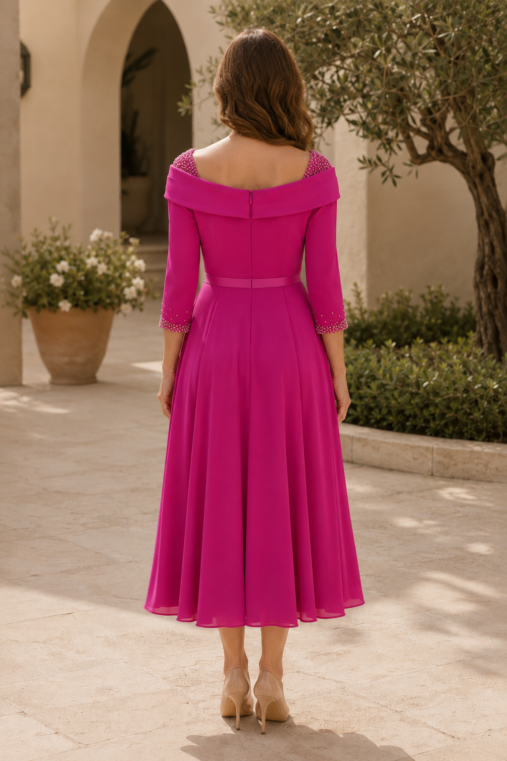Vestido midi de corte A con escote plegado y cuentas