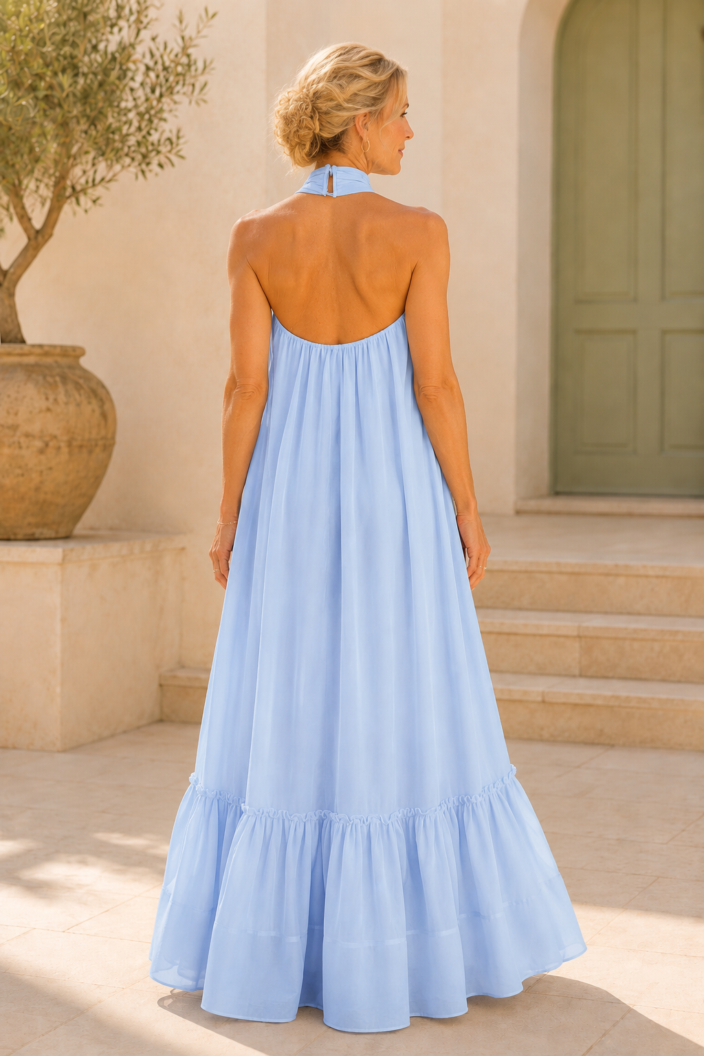 Vestido maxi de cuello halter alto con volantes y capas