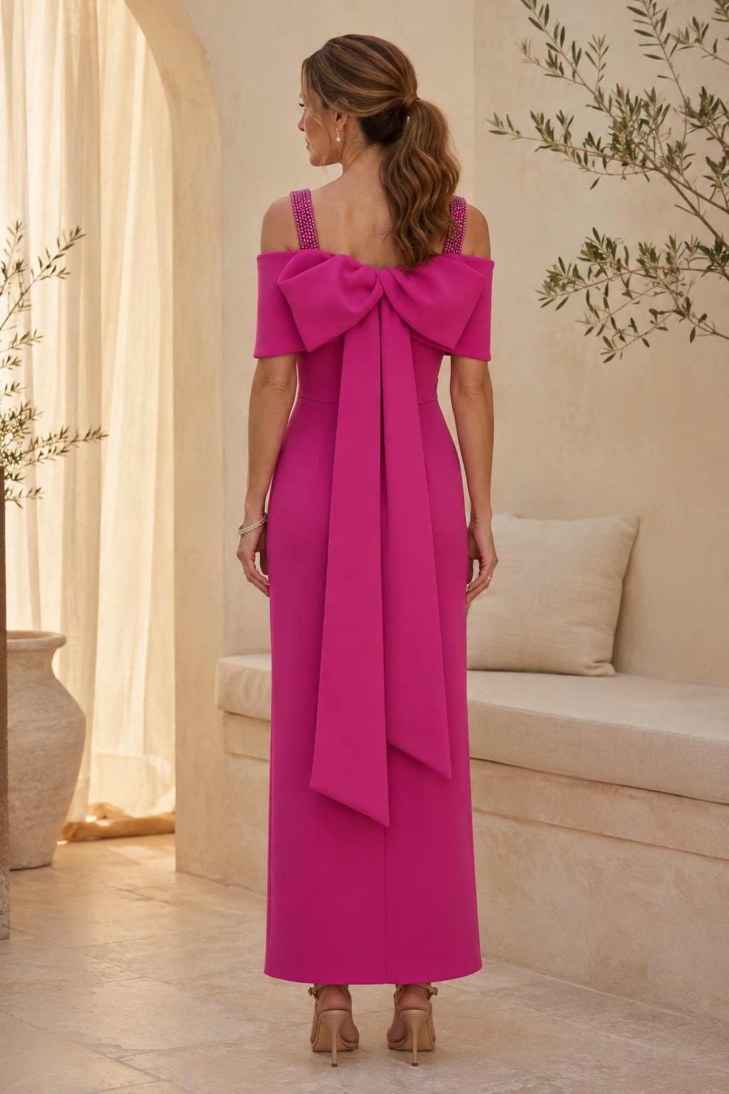 Vestido columna con hombros descubiertos, tirantes de cuentas y lazo trasero