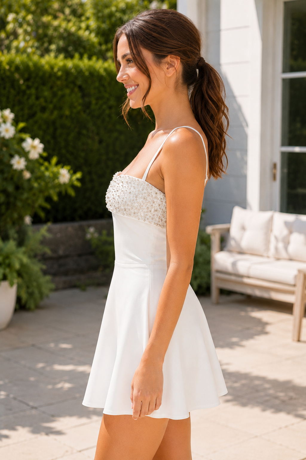 Minivestido con tirantes finos, escote corazón y pedrería
