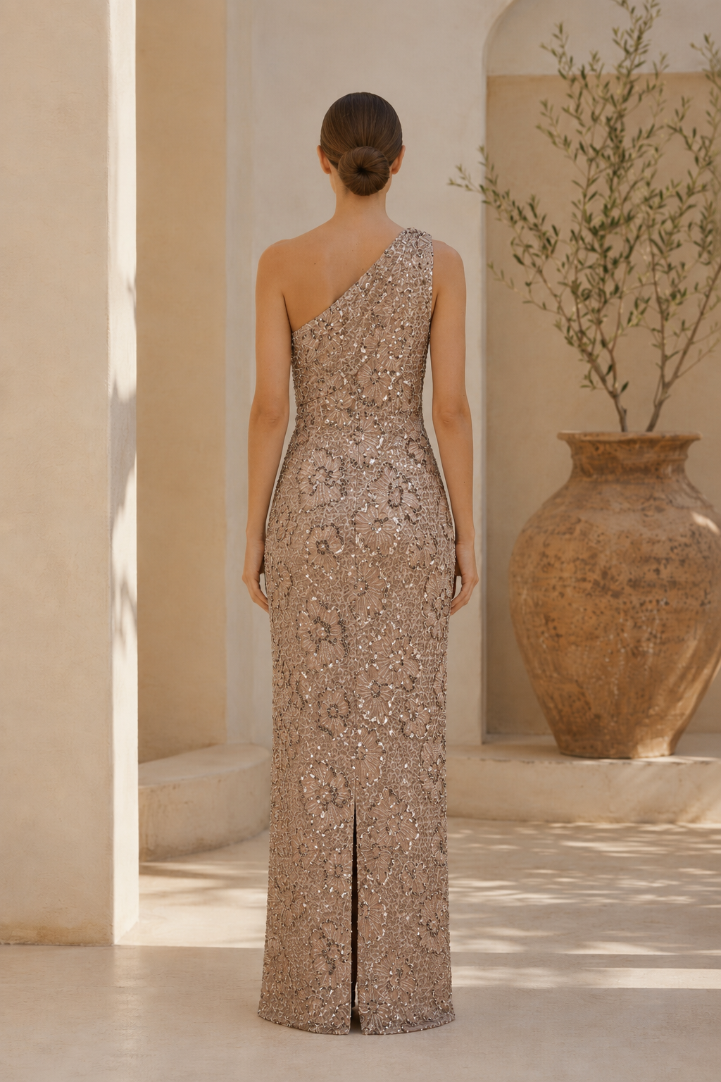 Vestido de noche estilo columna con lentejuelas florales y un hombro