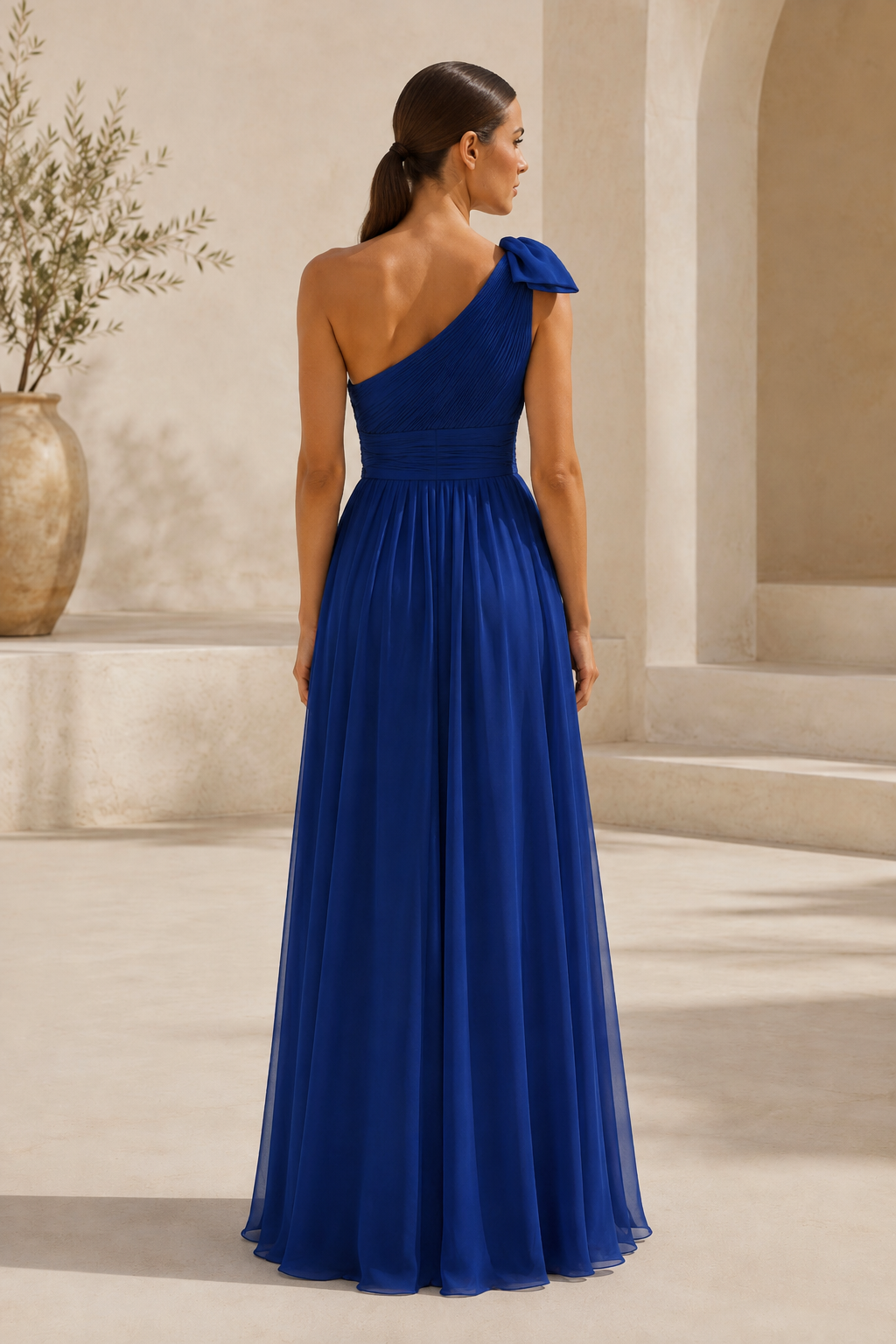 Vestido de gasa con un solo hombro y detalle de lazo
