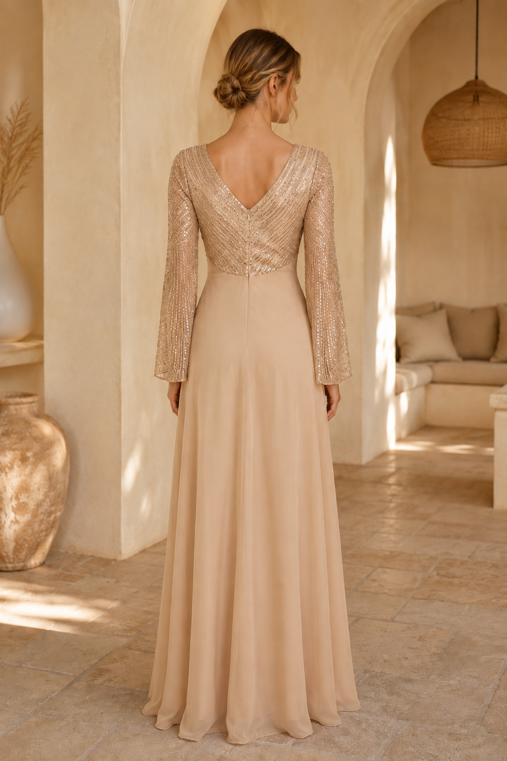 Vestido largo acampanado con escote en V y lentejuelas, y manga larga