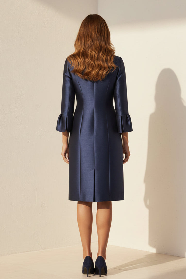 Vestido-abrigo estructurado con mangas acampanadas y broche
