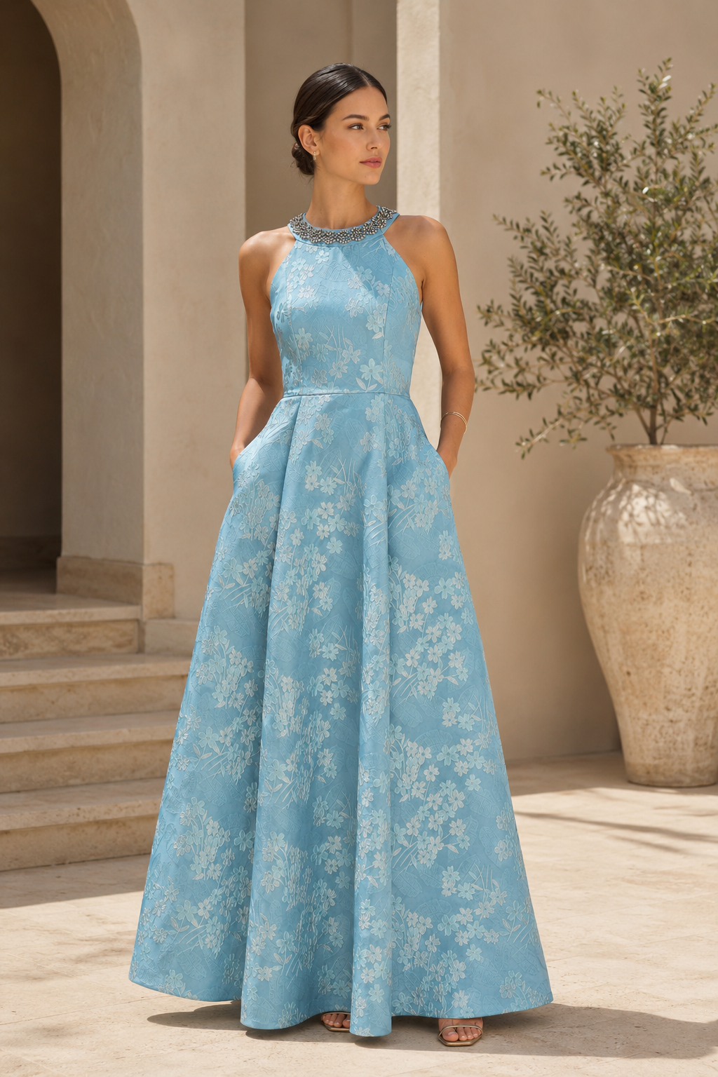 Vestido de noche acampanado con cuello halter y jacquard floral