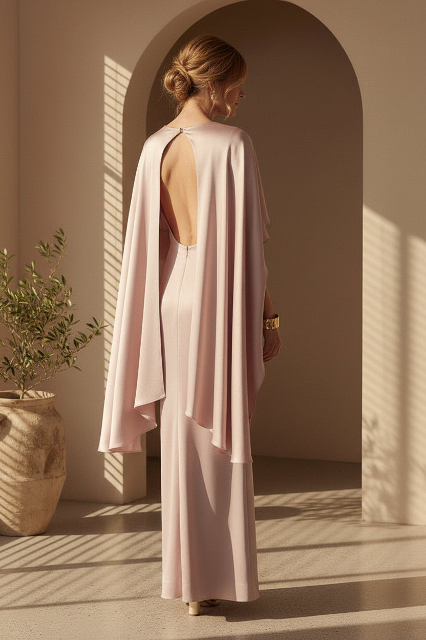 Vestido tipo columna de satén con capa asimétrica