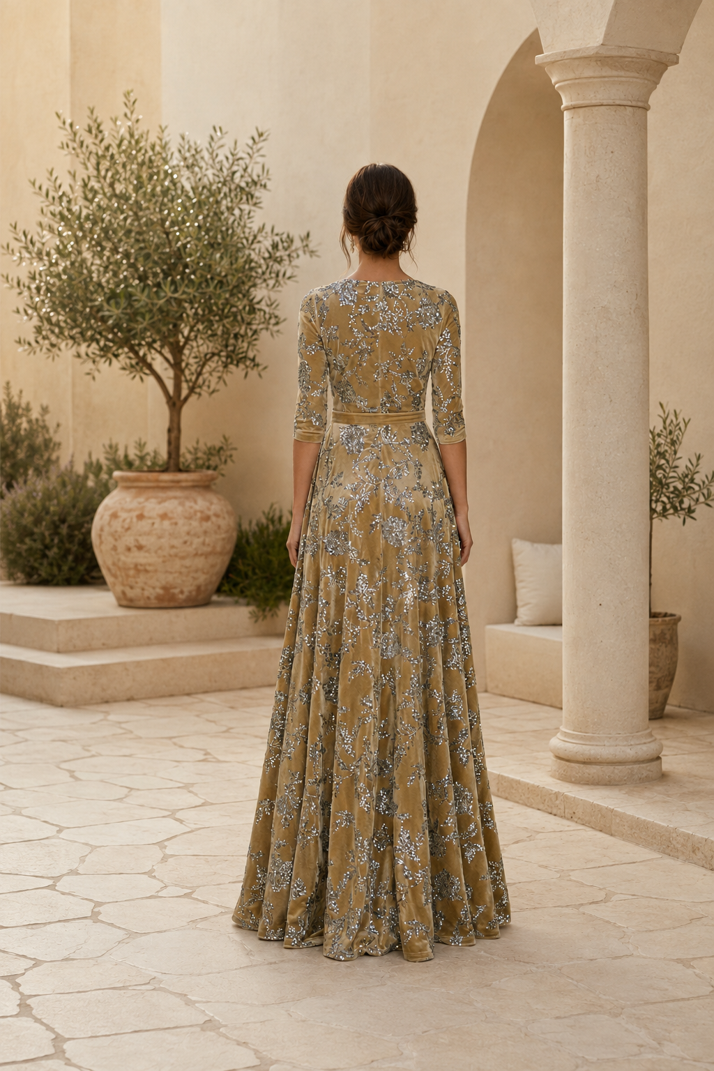 Vestido de noche de terciopelo con lentejuelas florales y corte en A