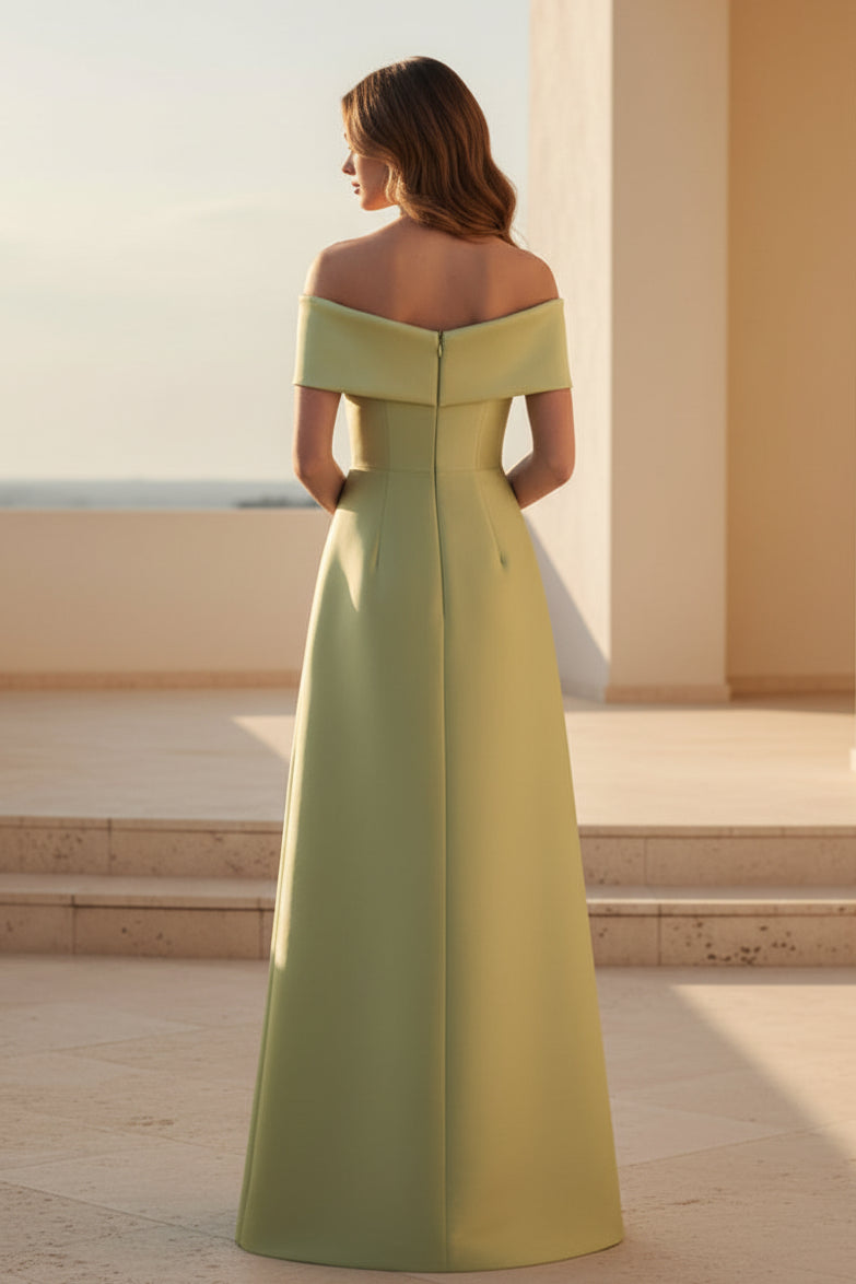 Vestido de noche acampanado de satén con hombros descubiertos