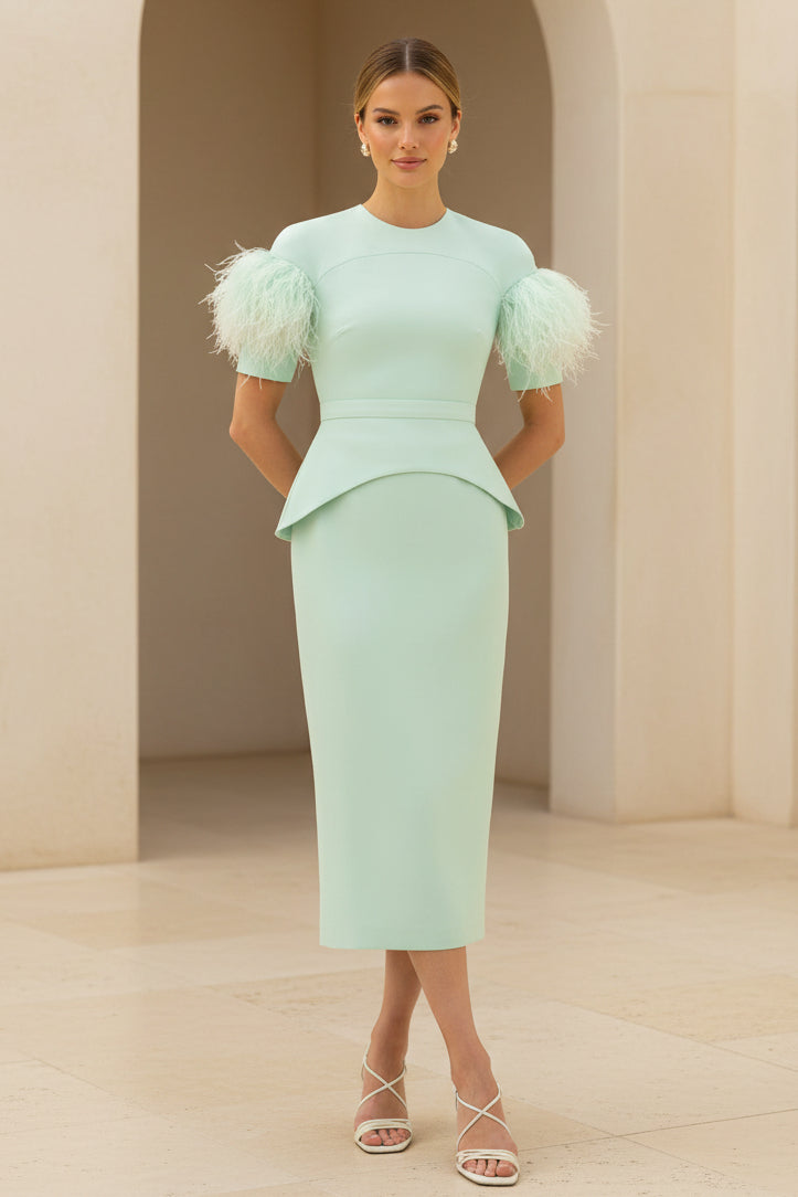 Elegante vestido midi peplum con mangas de plumas