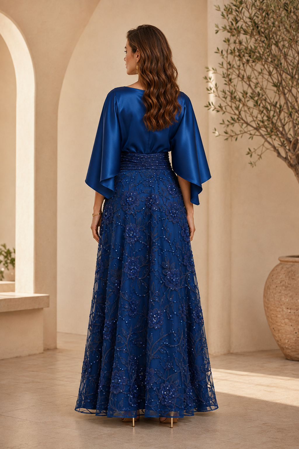 Vestido de Noche con Cuerpo de Capa de Satén y Bordados Florales