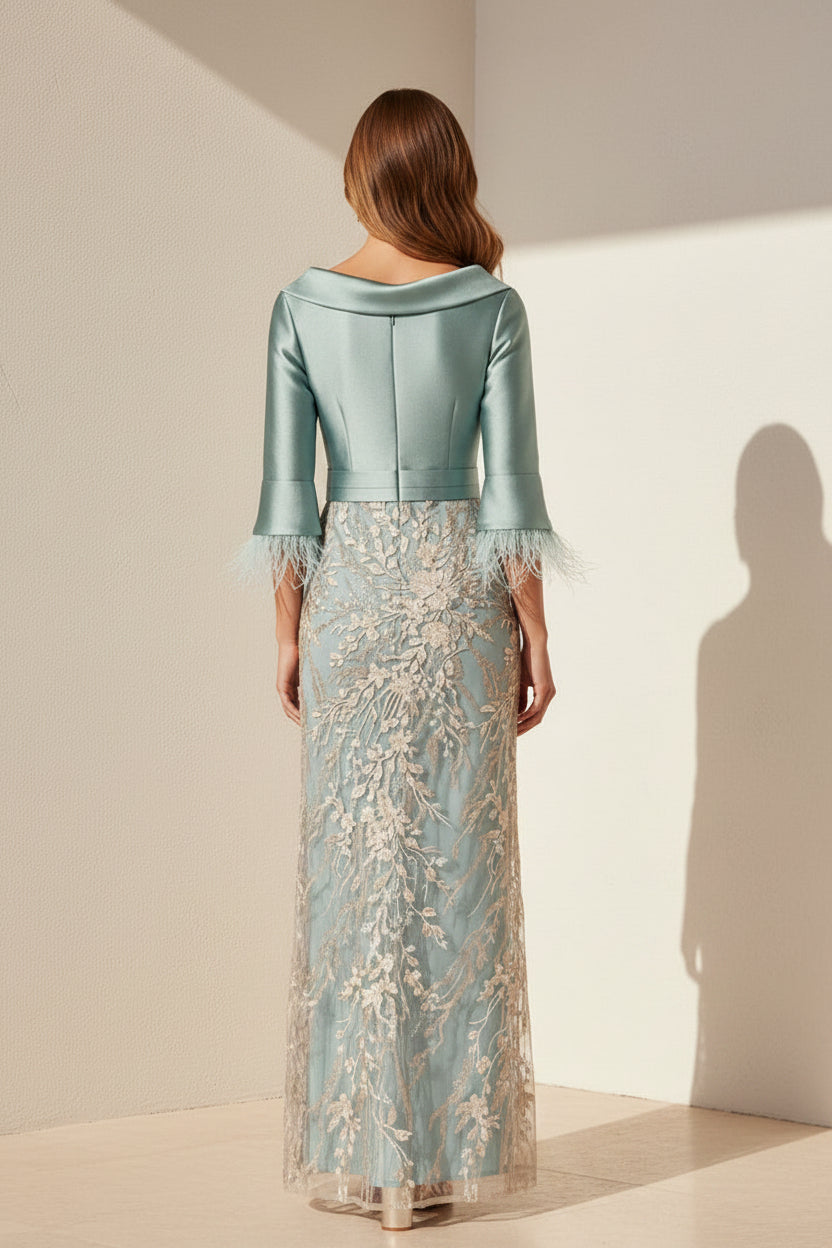 Vestido de mikado y apliques de encaje con puños de plumas