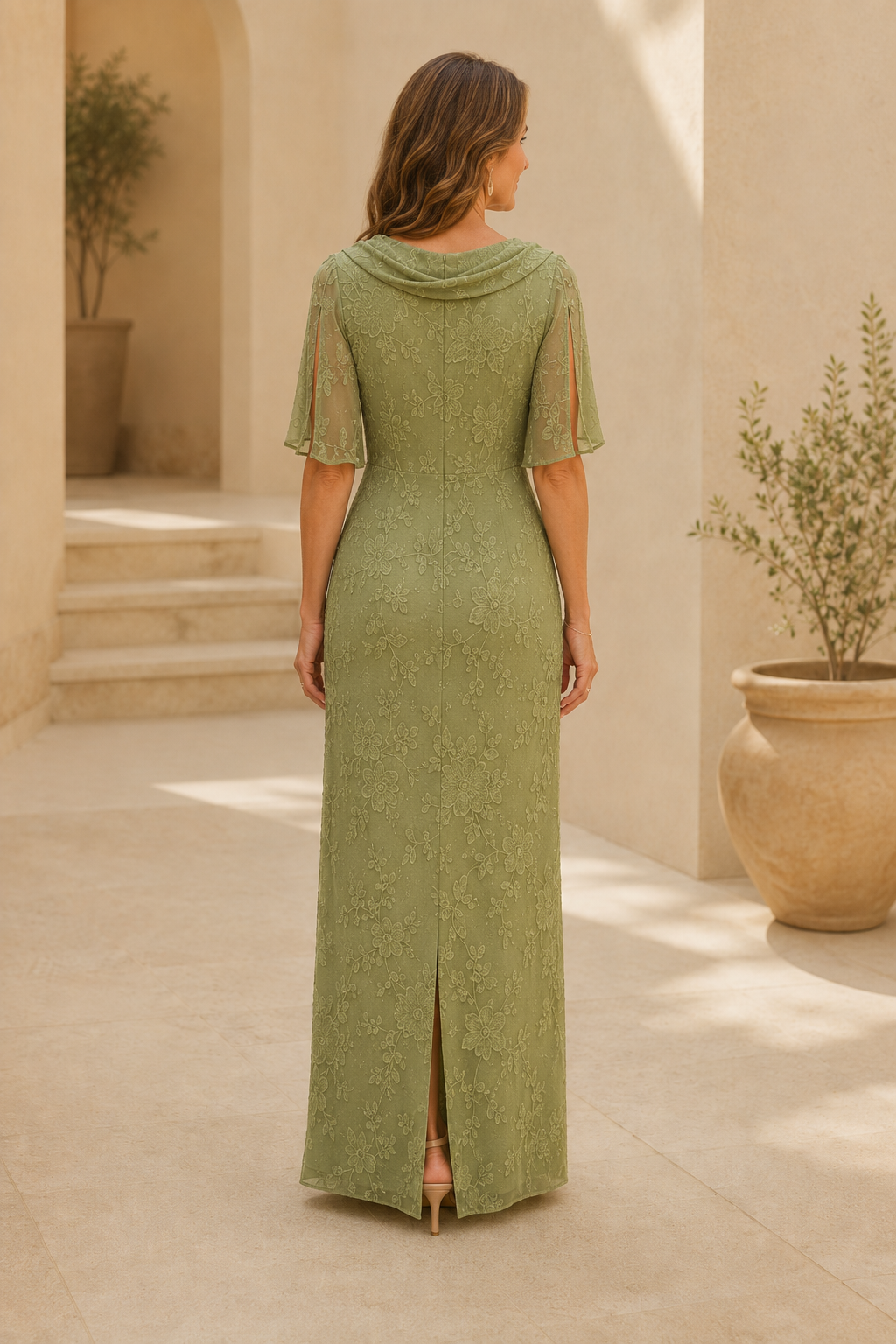 Vestido largo de encaje con cuello vuelto y mangas con volantes