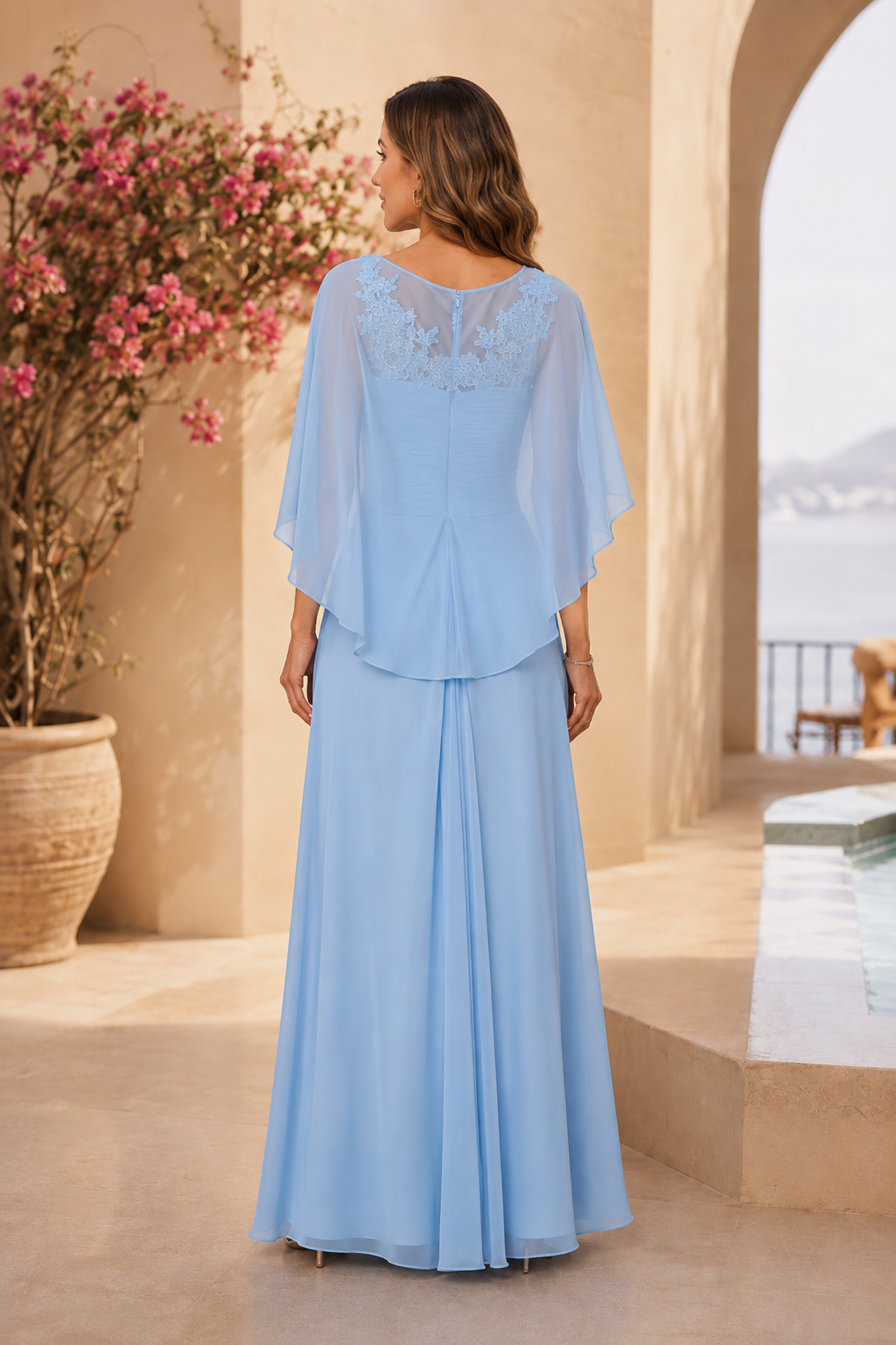 Vestido de Gasa con Cuerpo de Encaje y Capa Asimétrica