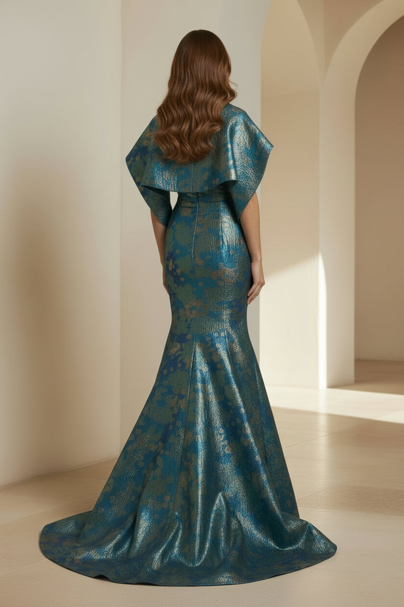 Vestido de noche de sirena de jacquard metálico sin tirantes con chal