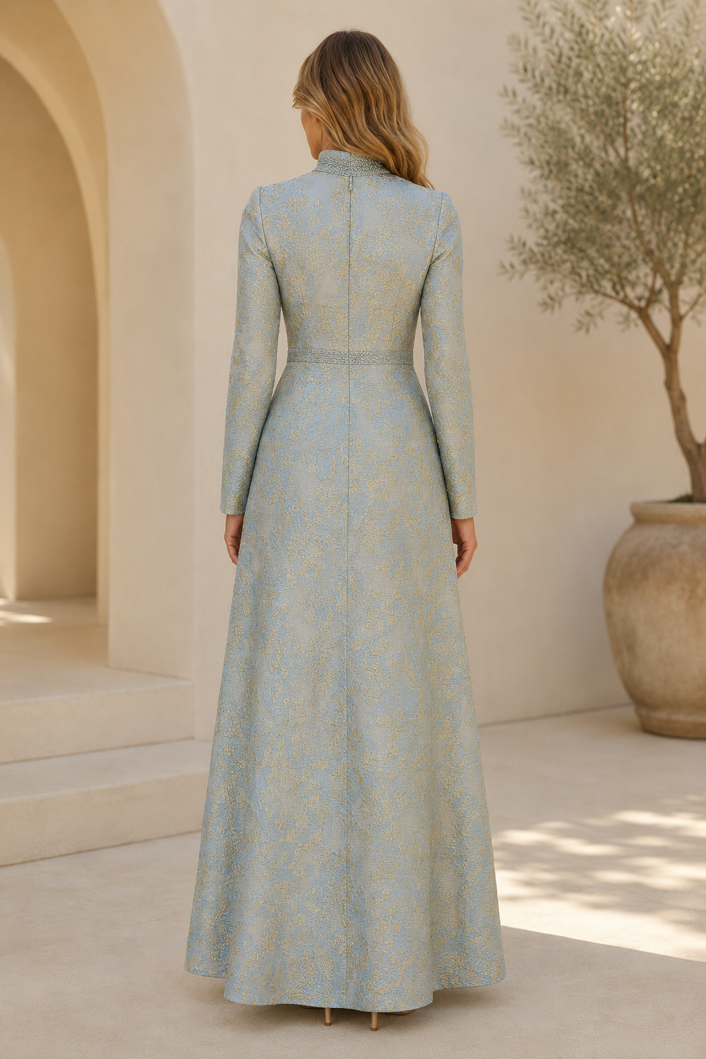 Vestido de jacquard con cuello alto, corte A y pedrería