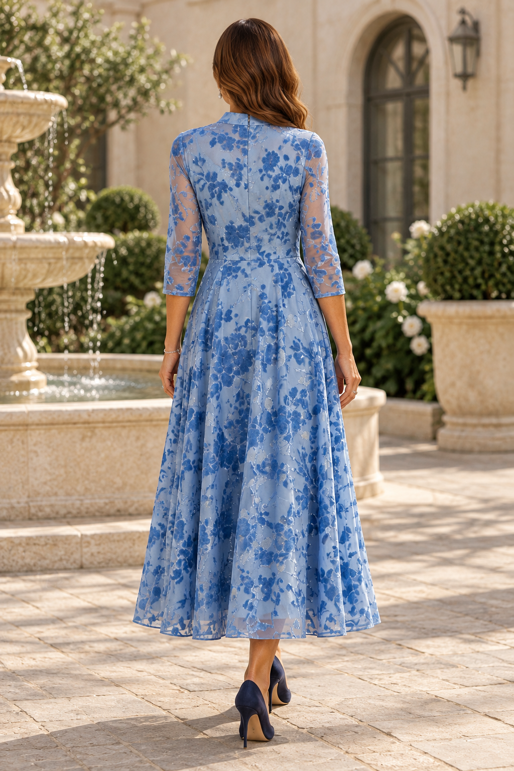 Vestido midi acampanado con cuello en V y estampado floral calado