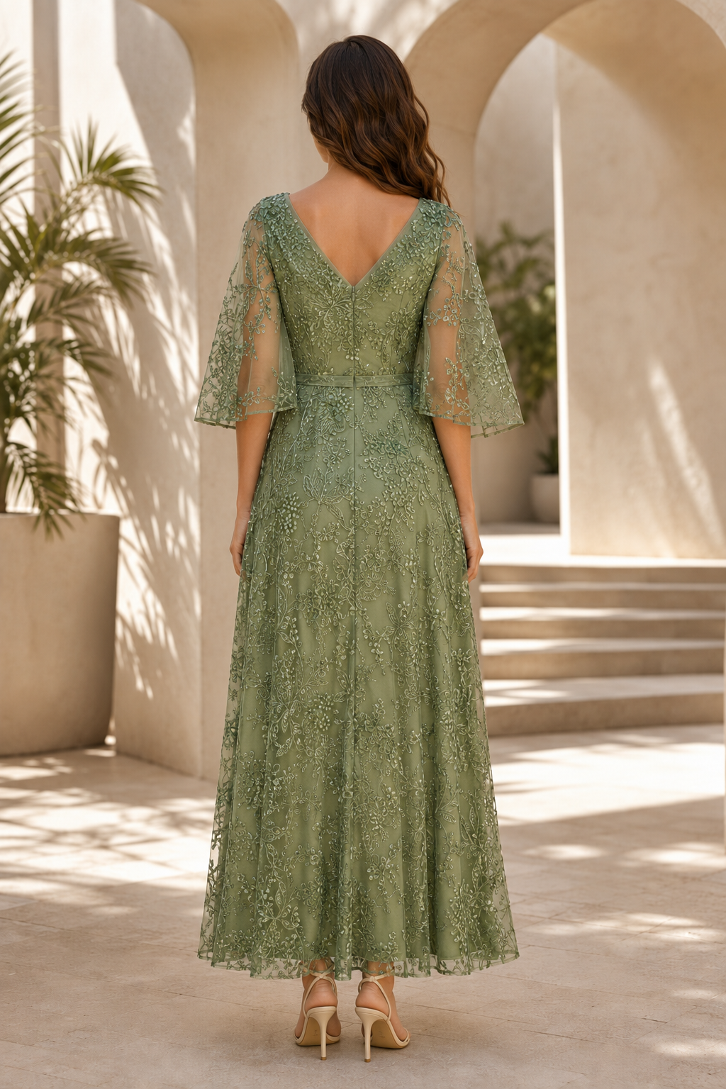 Vestido acampanado con bordados florales y mangas con volantes