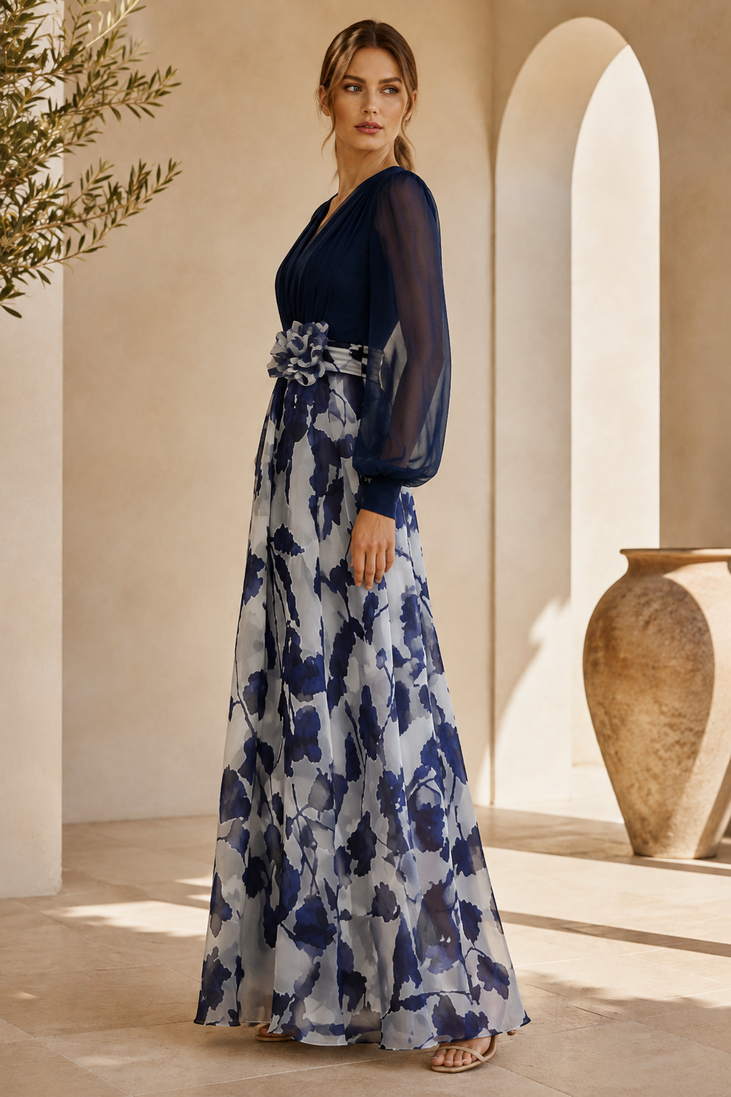 Vestido de noche acampanado con cuello en V y estampado floral
