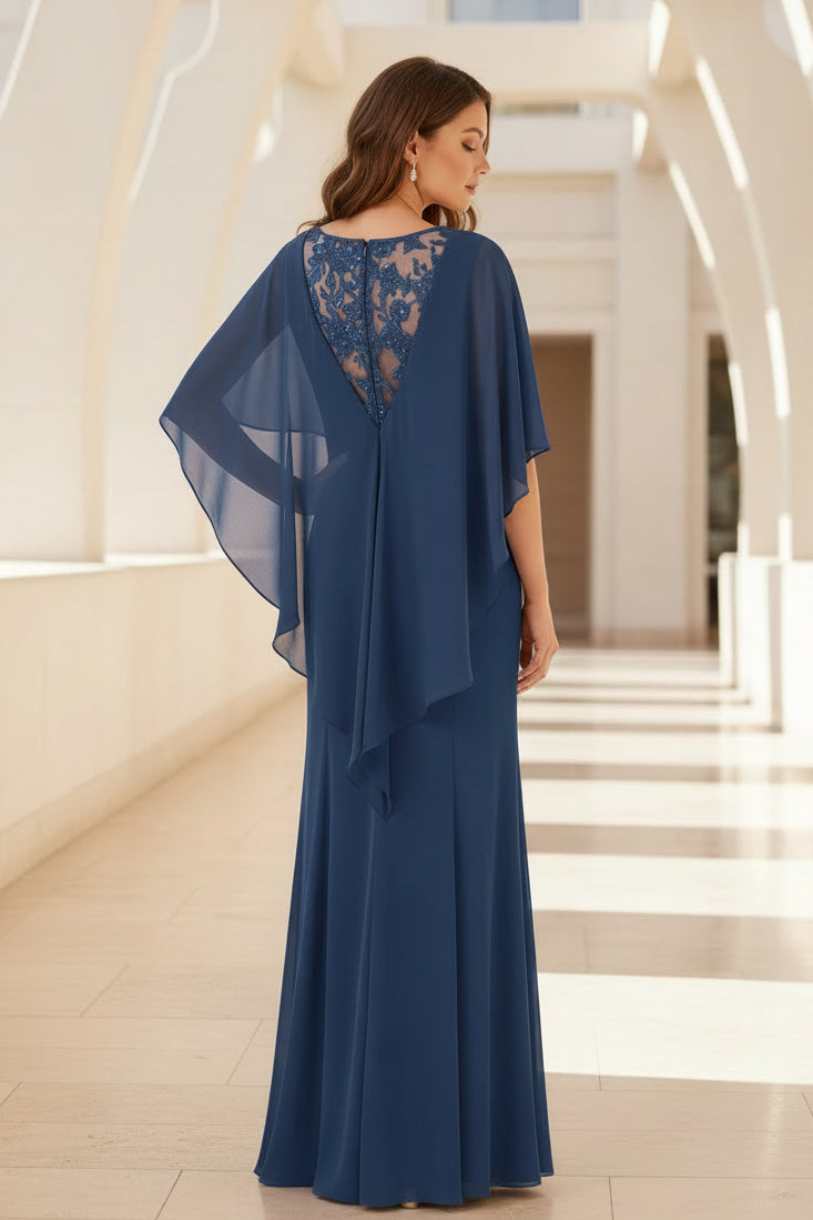 Vestido largo de gasa con capa y detalles de encaje