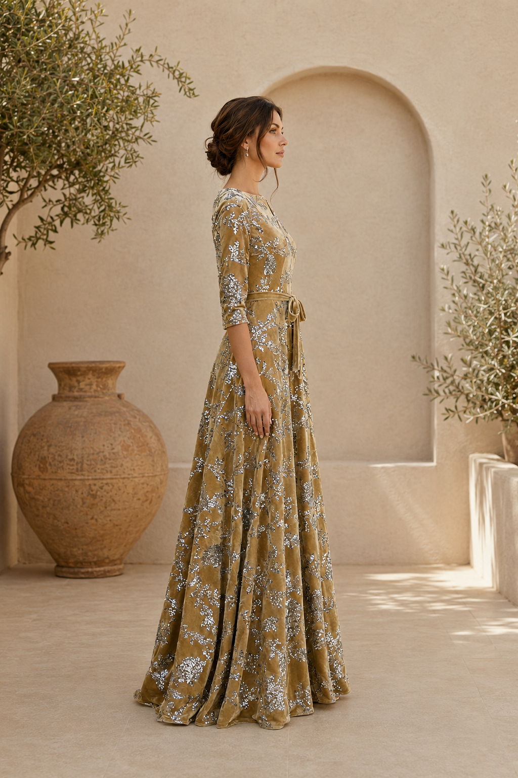 Vestido de noche de terciopelo con lentejuelas florales y corte en A