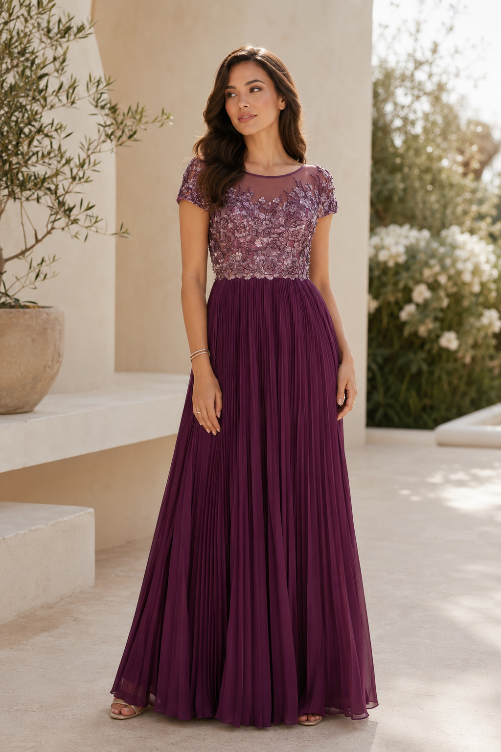 Vestido largo plisado con apliques florales y escote ilusión