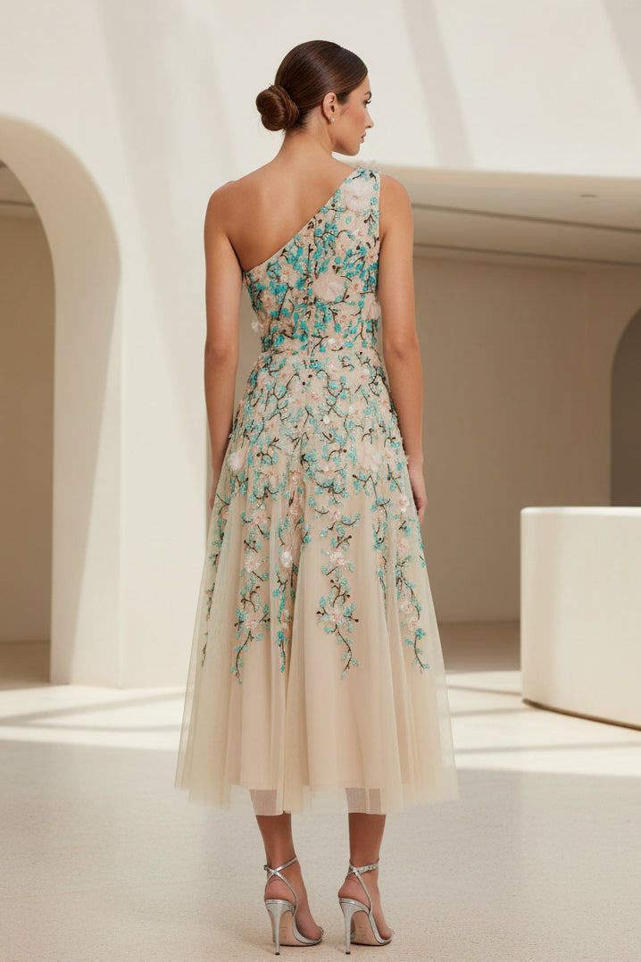 Vestido midi acampanado con un solo hombro y bordados