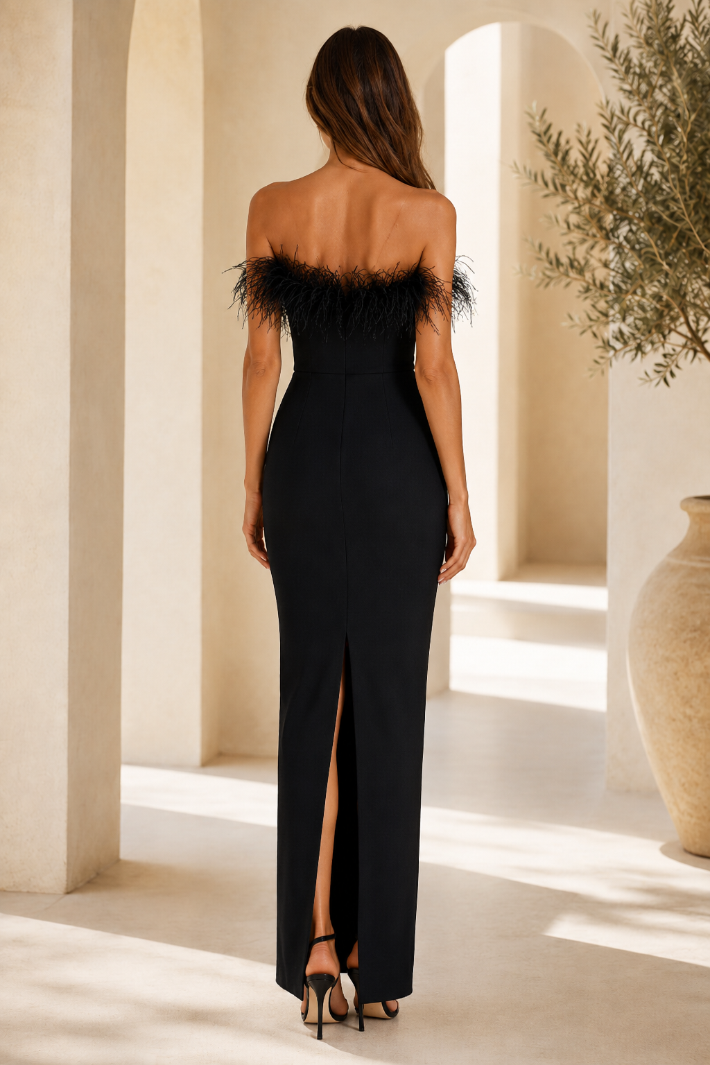 Vestido largo con ribete de plumas sin tirantes