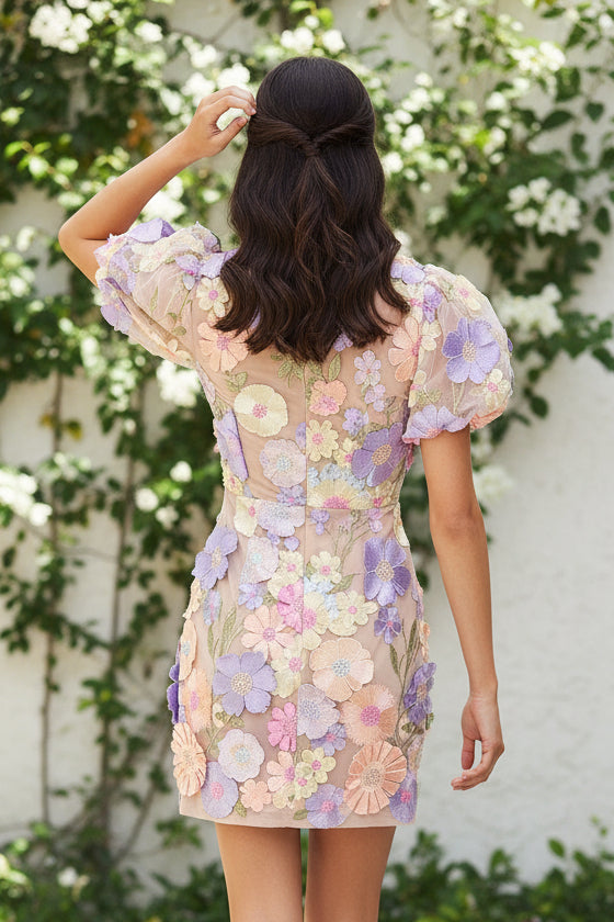 Minivestido con apliques florales 3D, cuello en V y manga abullonada