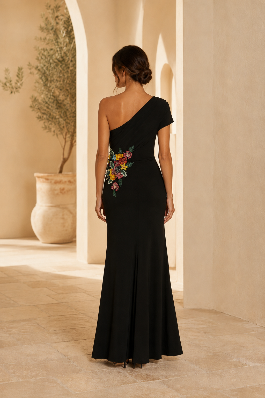 Vestido de noche con abertura, bordado floral y un solo hombro