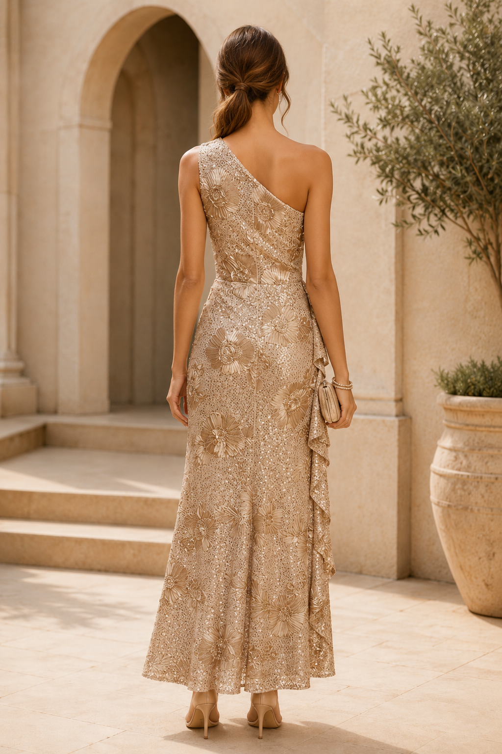 Vestido largo drapeado con lentejuelas florales y un solo hombro