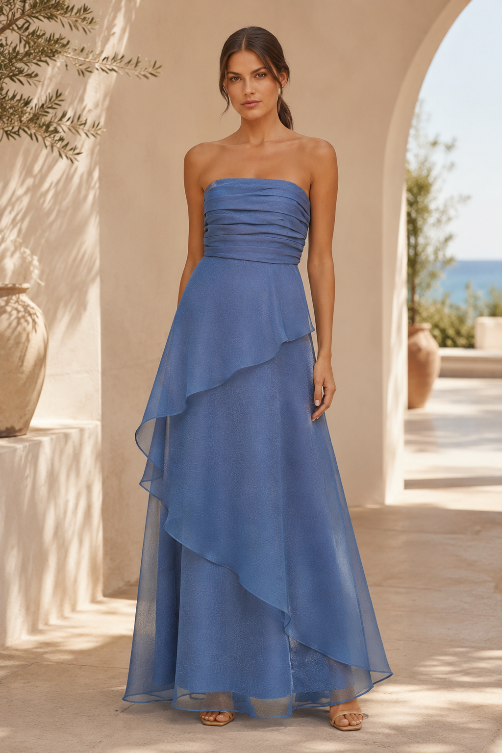 Vestido de noche maxi sin tirantes de organza con volantes