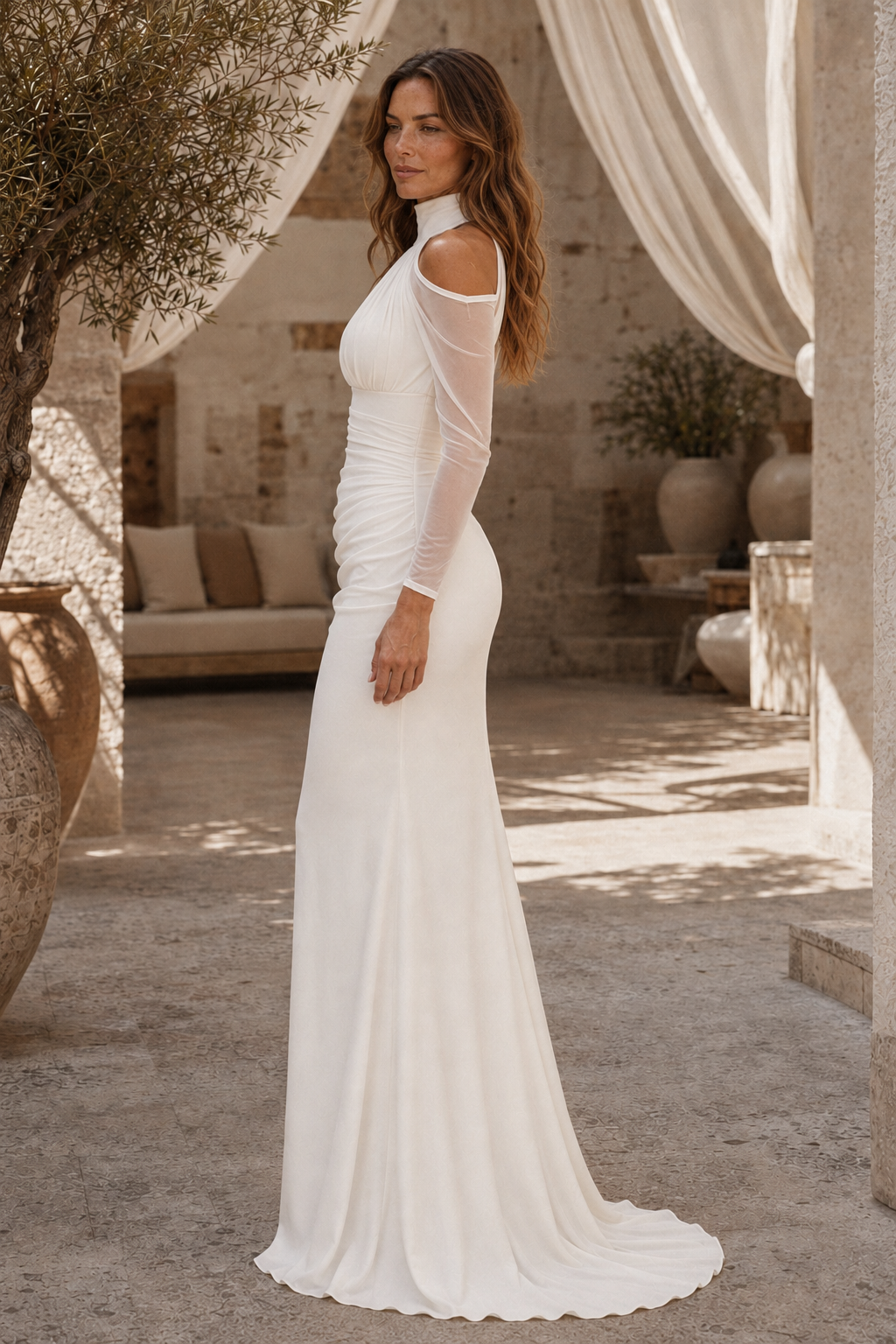 Maxivestido fruncido con hombros descubiertos y cuello alto