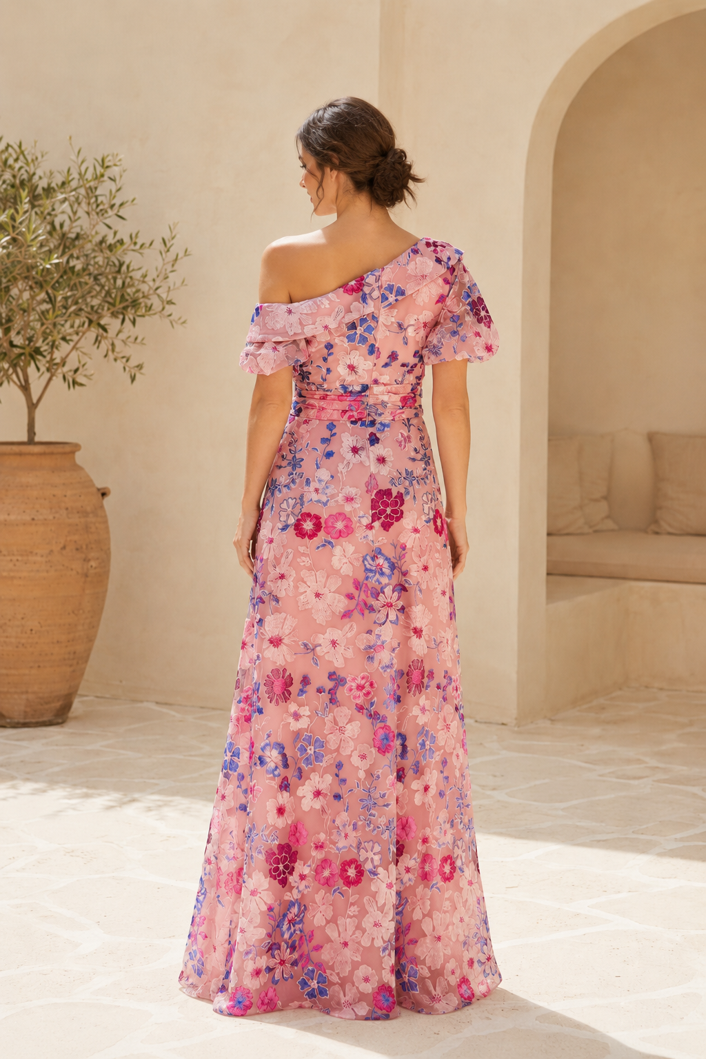 Vestido de noche de corte en A con un solo hombro y bordado floral