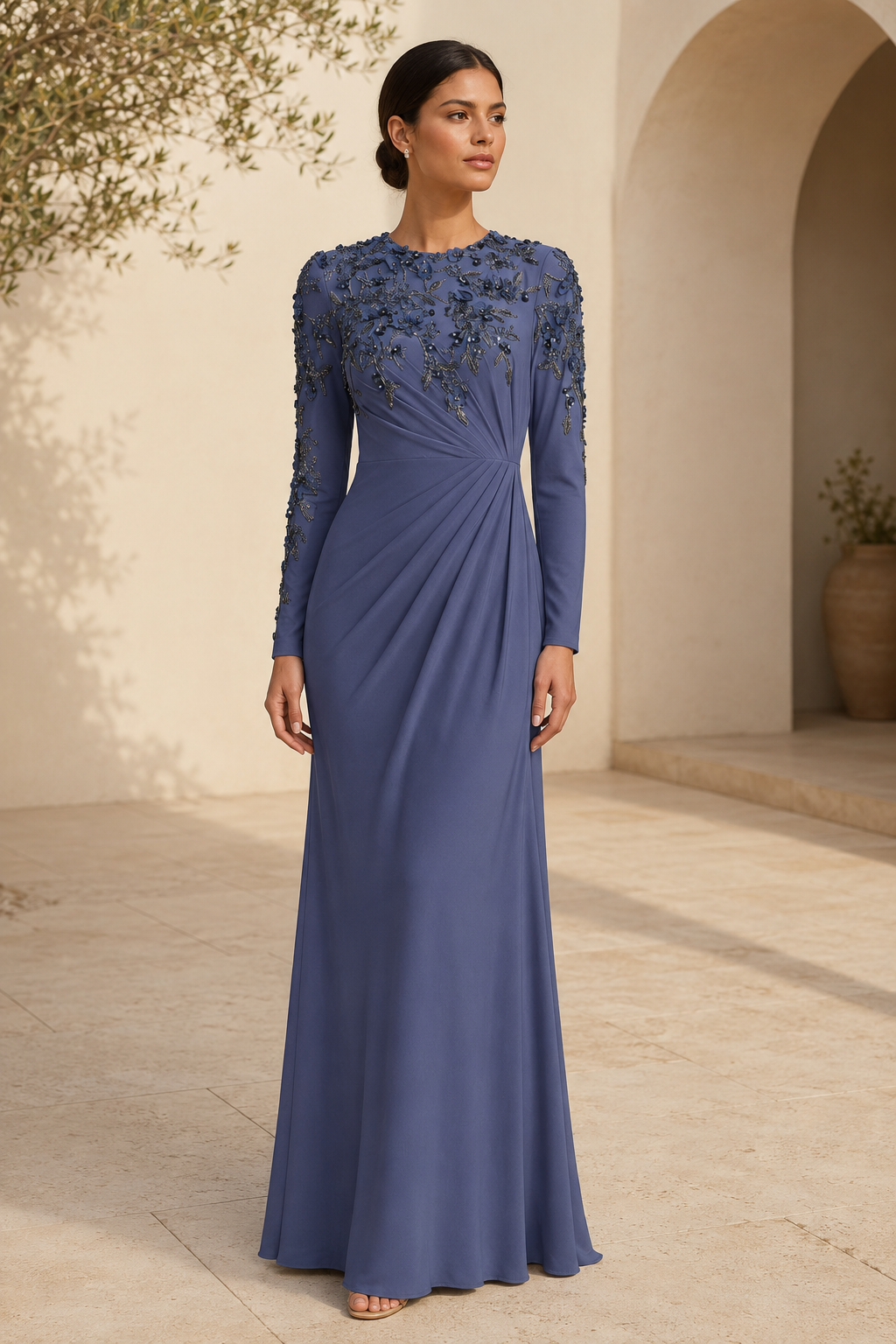 Vestido de noche largo con mangas, con pedrería y diseño floral