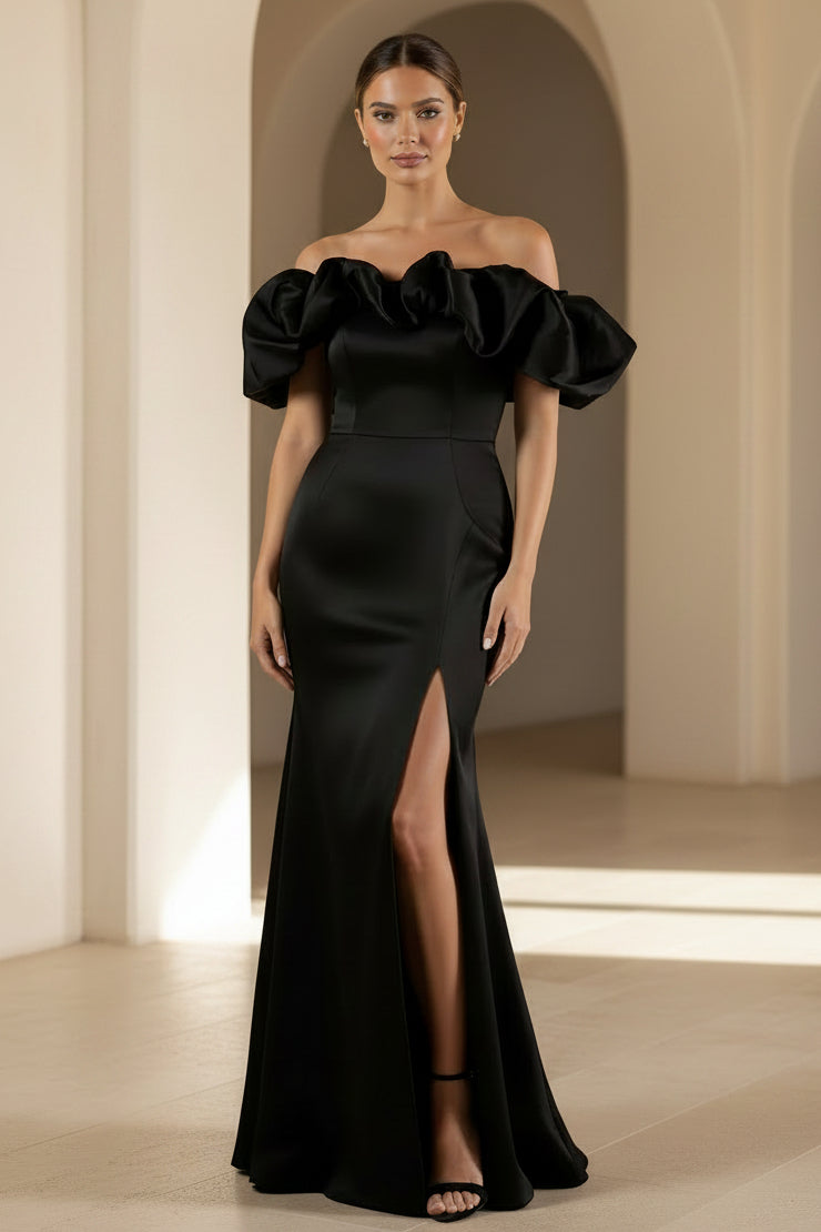 Vestido de sirena de satén con volantes y hombros descubiertos