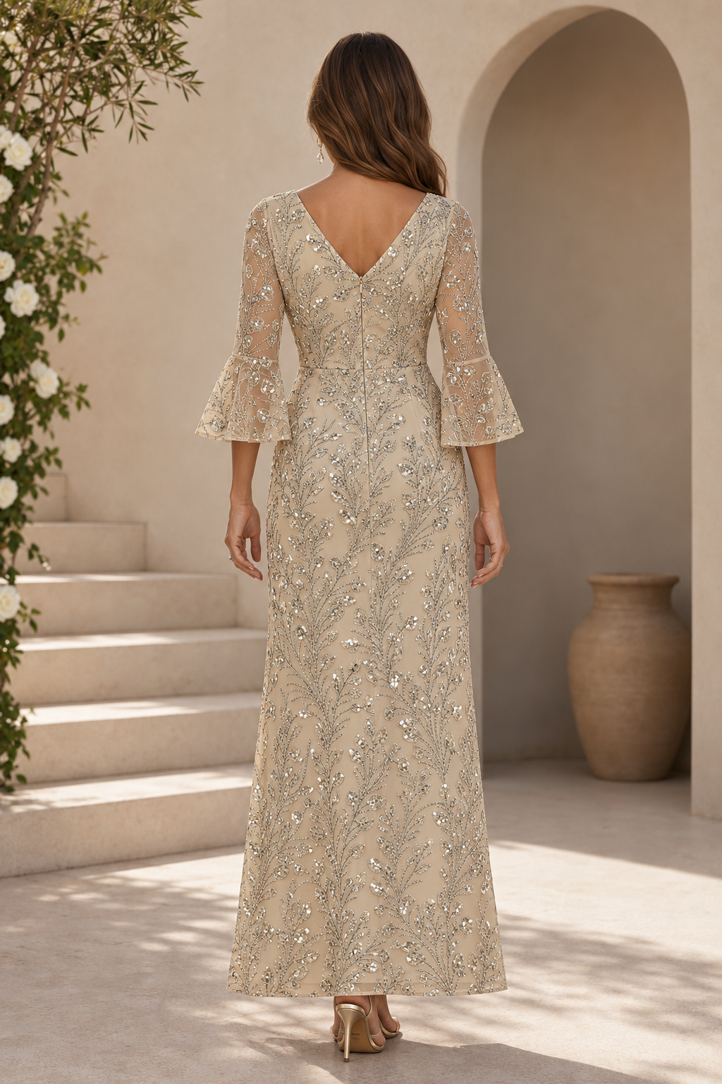 Vestido largo de lentejuelas con cuello en V y mangas acampanadas