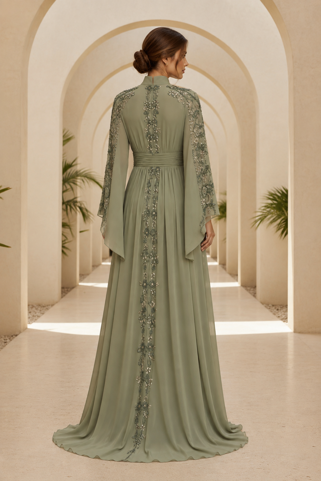 Vestido de gasa con cuello alto, mangas acampanadas y adornos