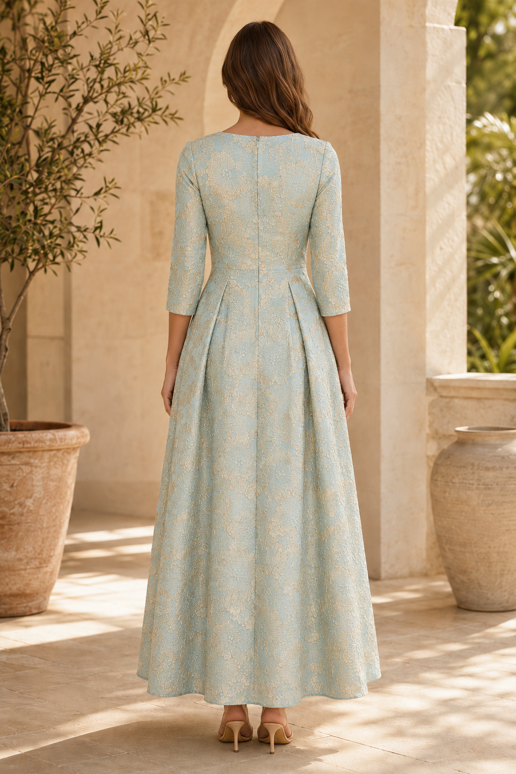 Vestido maxi línea A de brocado con cuello barco y manga 3/4