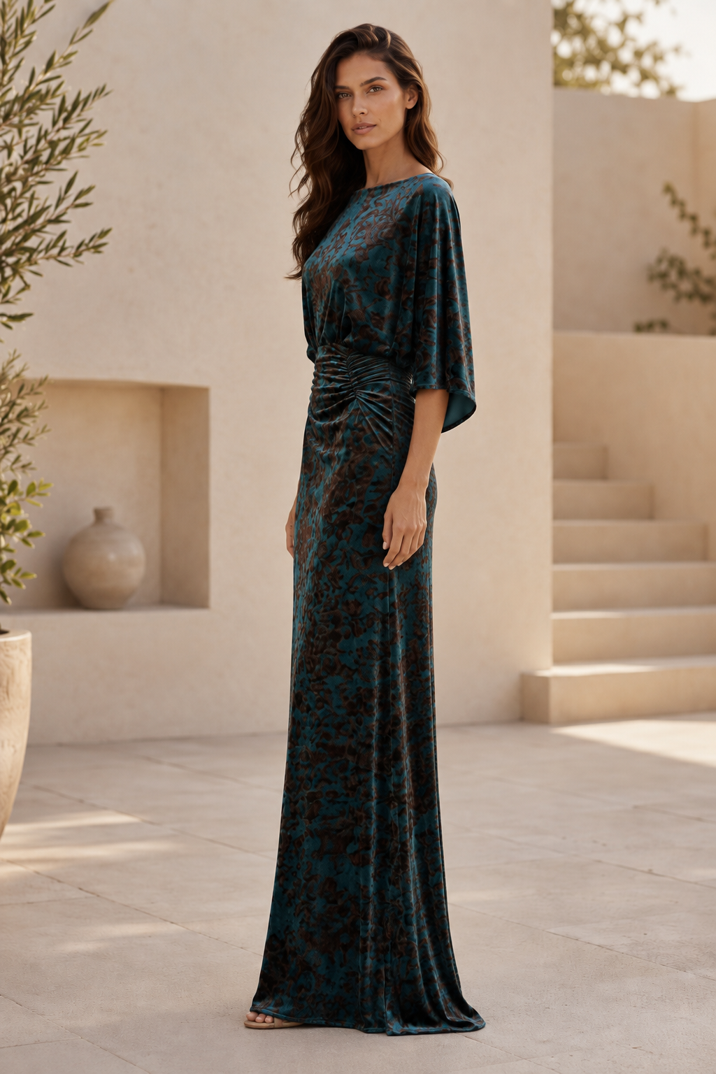Vestido largo de terciopelo floral con escote de barco y cintura fruncida