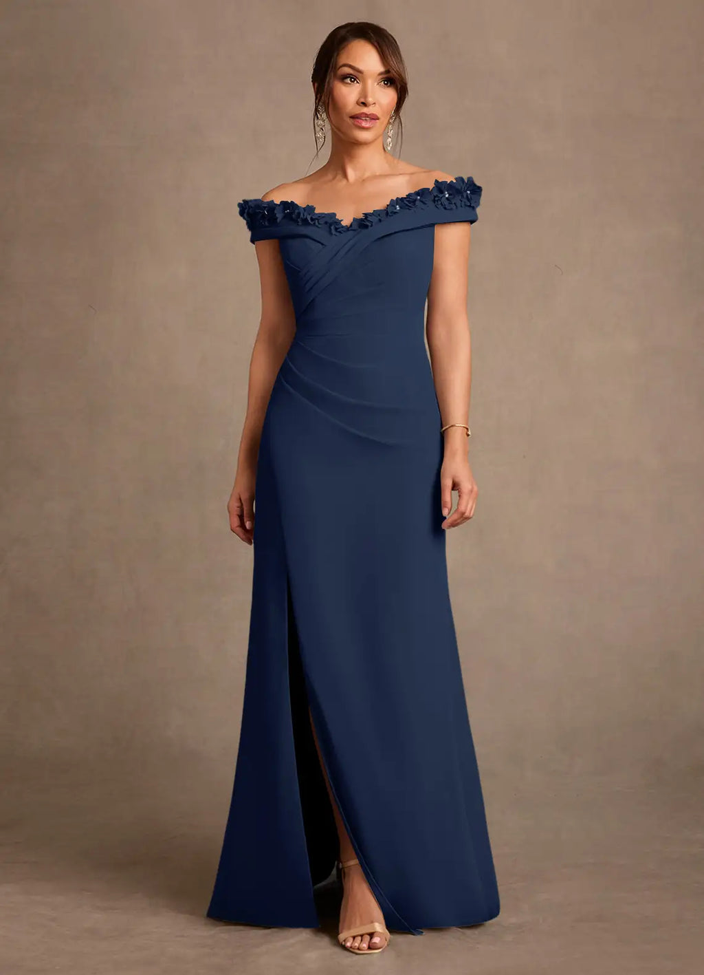 Vestido de noche con apliques florales y hombros descubiertos
