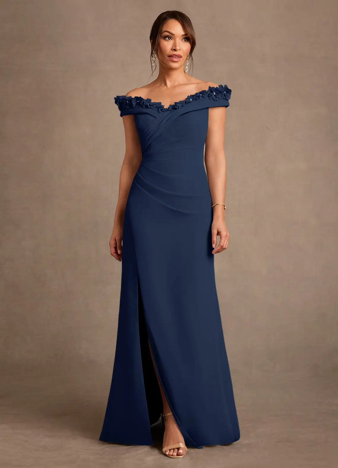 Vestido de noche con apliques florales y hombros descubiertos