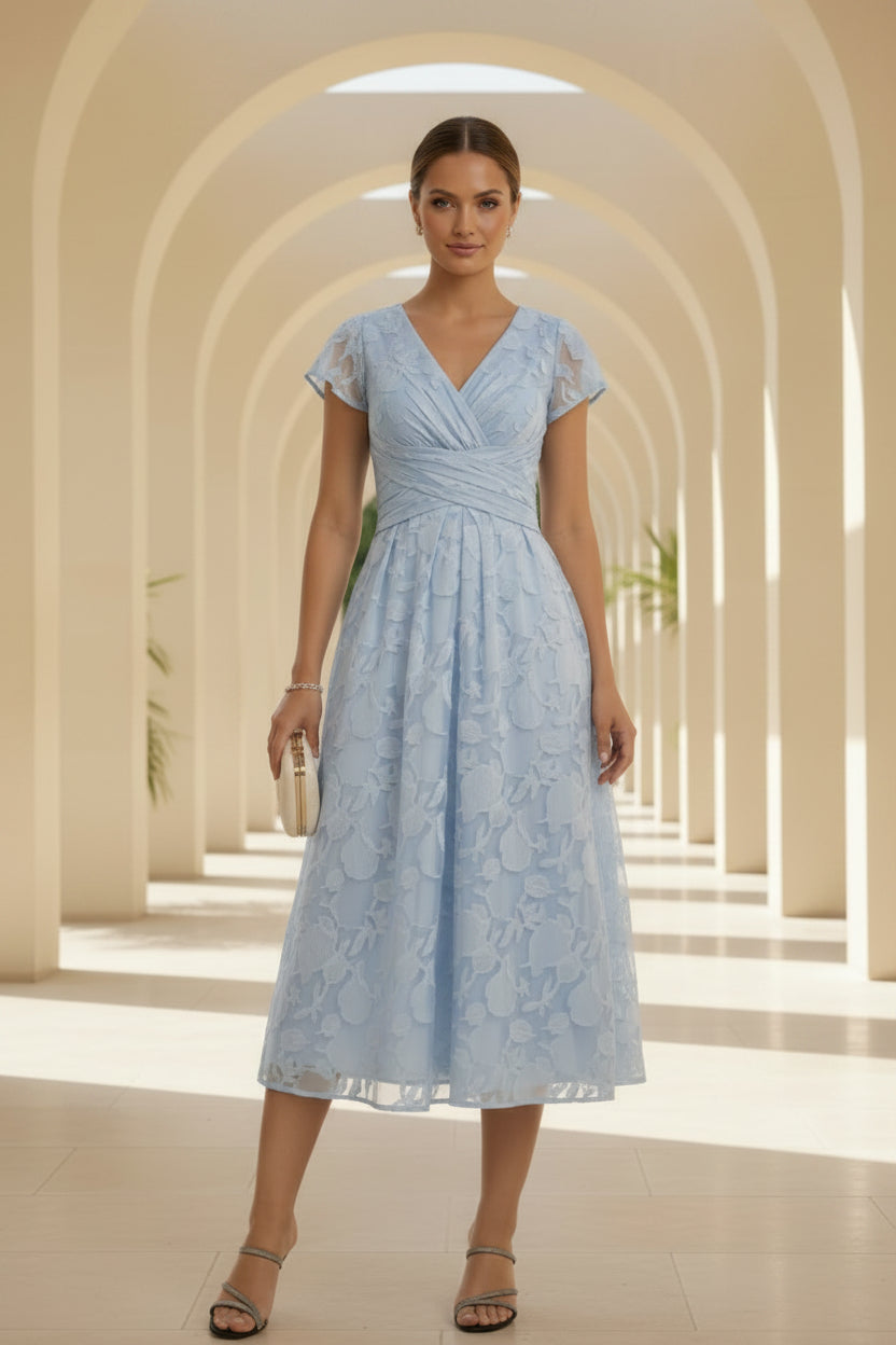 Vestido de encaje con apliques, escote en V, manga casquillo y largo a media pierna