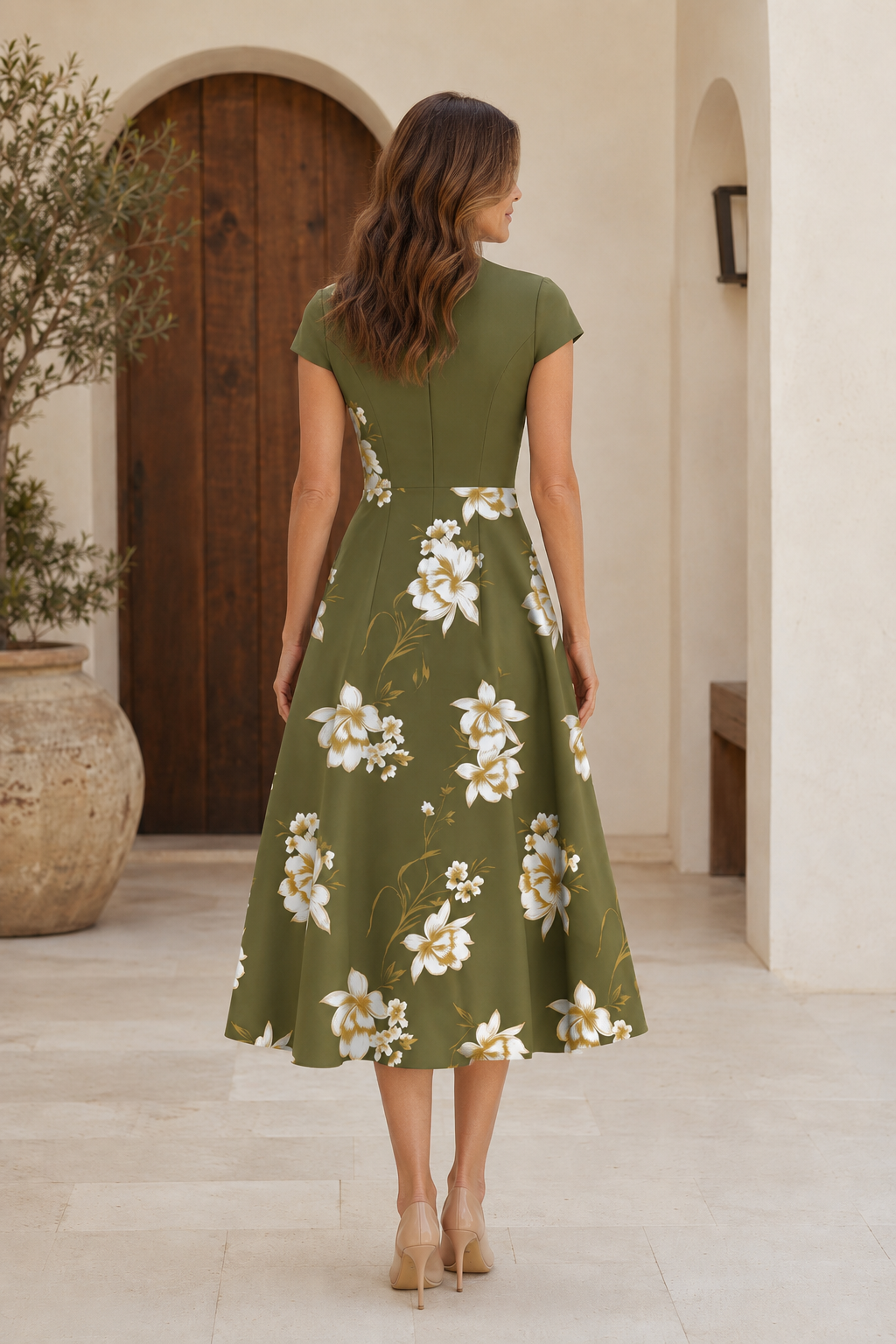 Vestido midi acampanado con estampado floral y cuello de pico